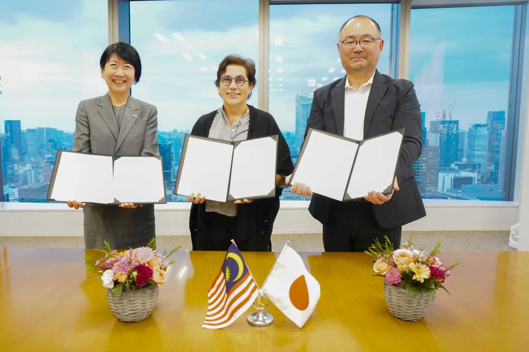 MOU Signing Ceremony_from left to right_Nobuko Uetake_Michele Azalbert_Masahiro Aika